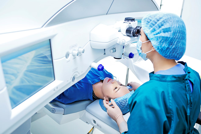 Phẫu thuật mắt cận thị bằng phương pháp femto lasik